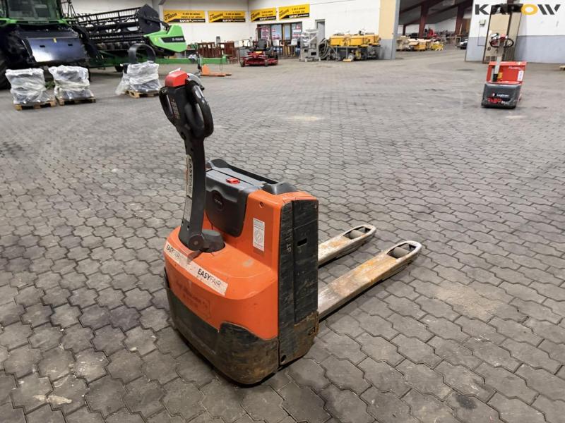 Toyota LWE 160 electric stacker 5