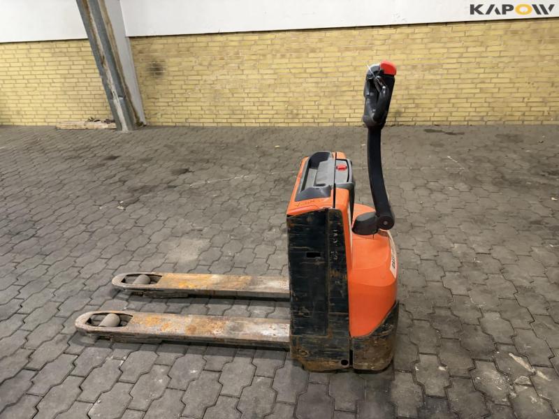 Toyota LWE 160 electric stacker 8