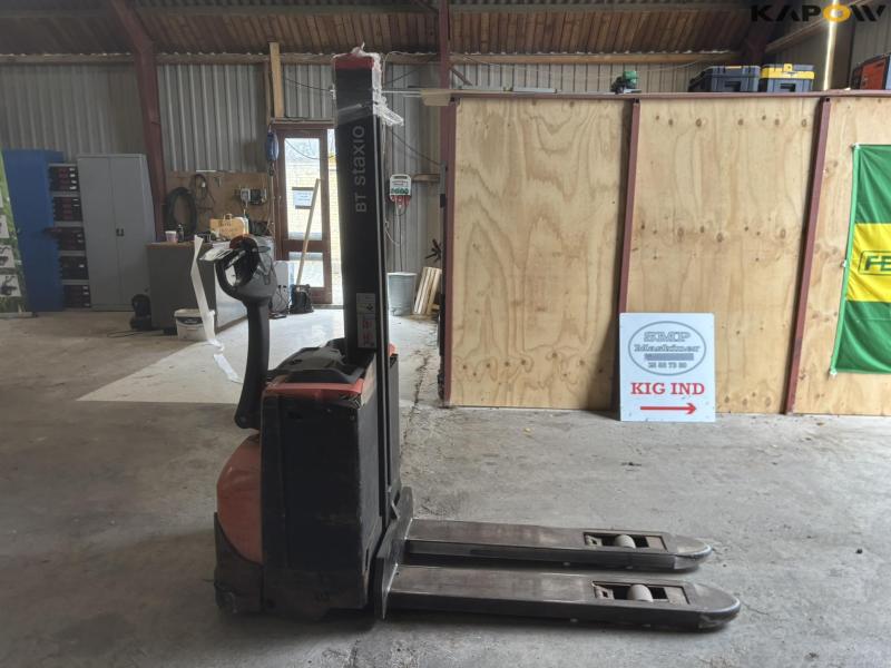 Toyota SWE080L electric stacker 4