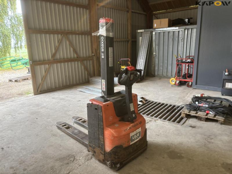 Toyota SWE080L electric stacker 7