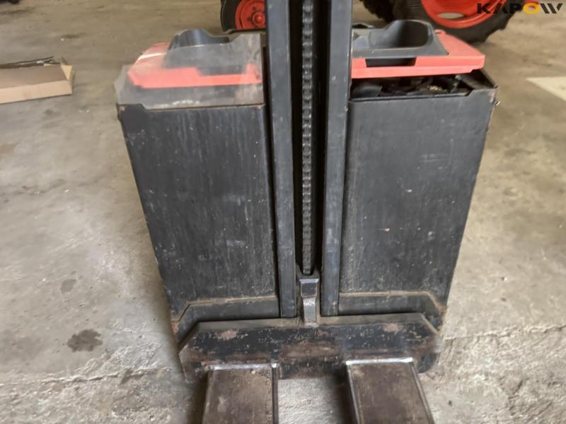 Toyota SWE080L electric stacker 11