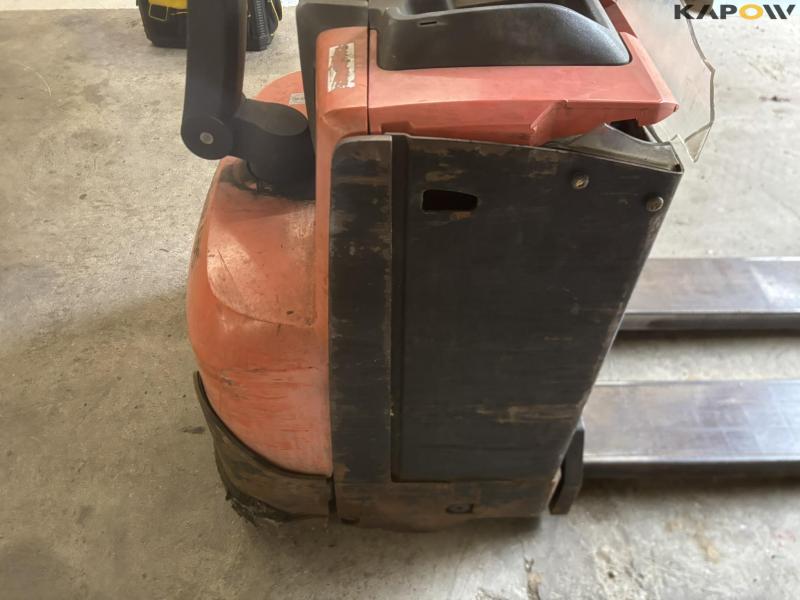 Toyota SWE080L electric stacker 13