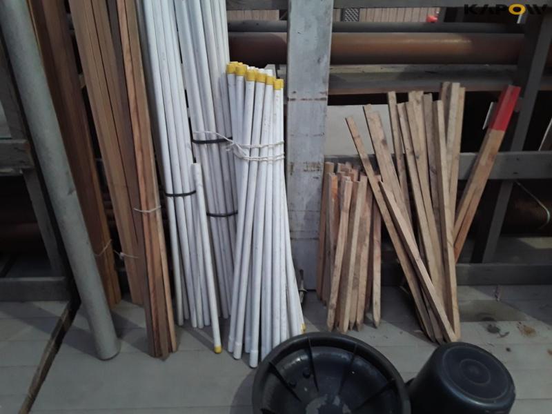 Wood and miscellaneous - empty the shelf 39