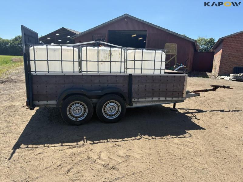 Trailer with water tanks and chemical room 4