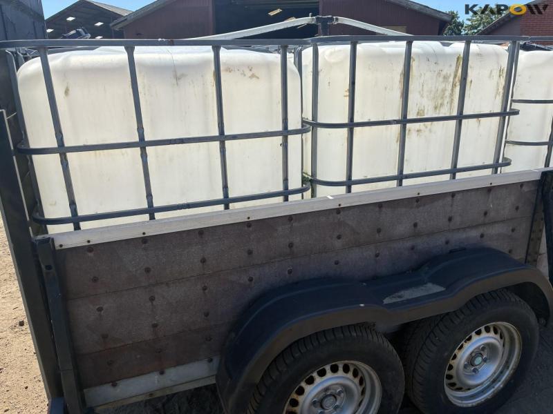Trailer with water tanks and chemical room 27