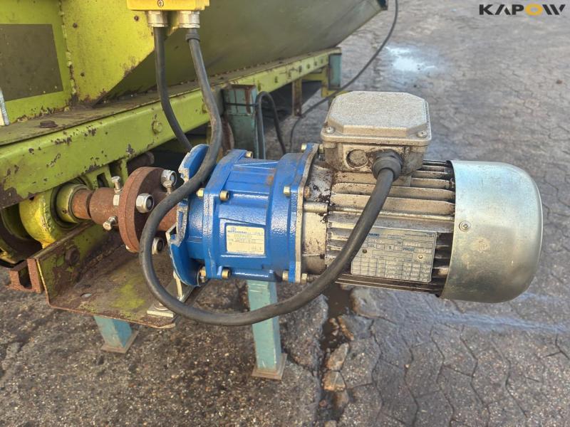 Conveyor belt with box 9