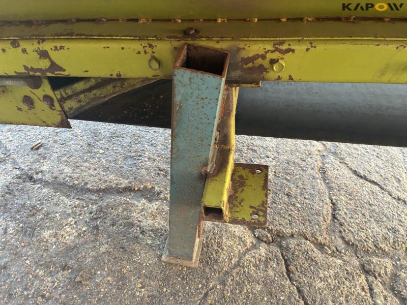 Conveyor belt with box 16