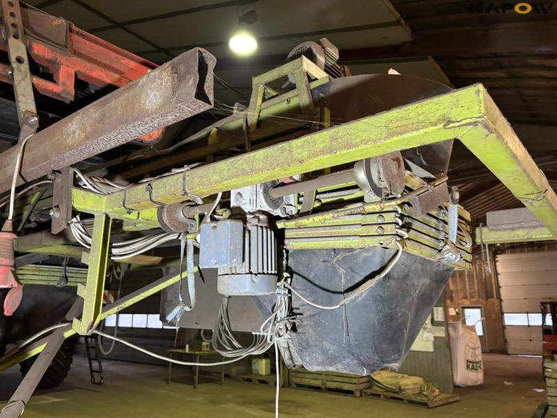 Conveyor belts and distributors 19