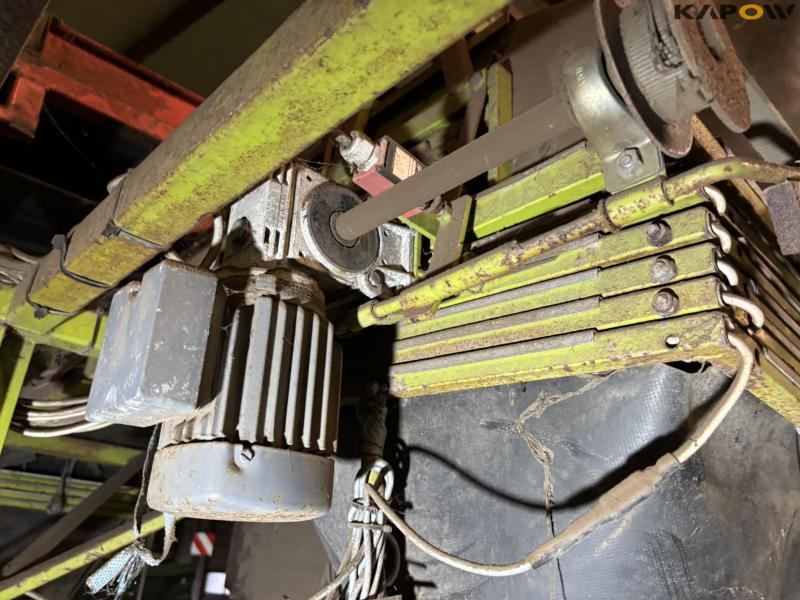 Conveyor belts and distributors 20