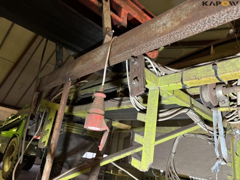 Conveyor belts and distributors 21