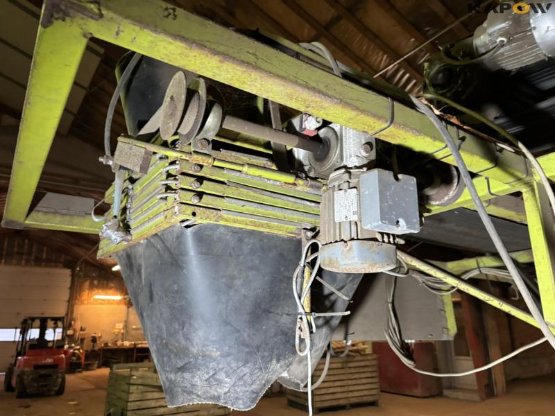 Conveyor belts and distributors 23