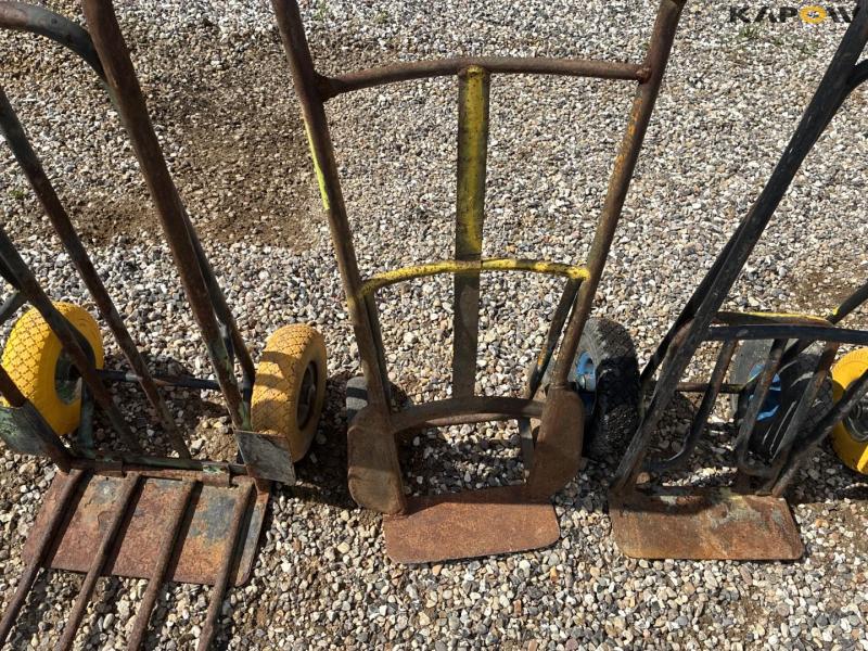 Wheelbarrows and sack trucks 11