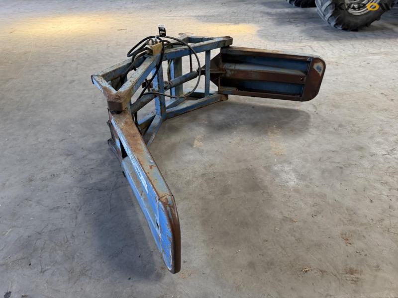 Trima bale clamp with Hydrema hitch 3