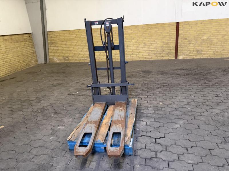 Truck tower for three-point hitch 2