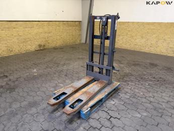 Truck tower for three-point hitch