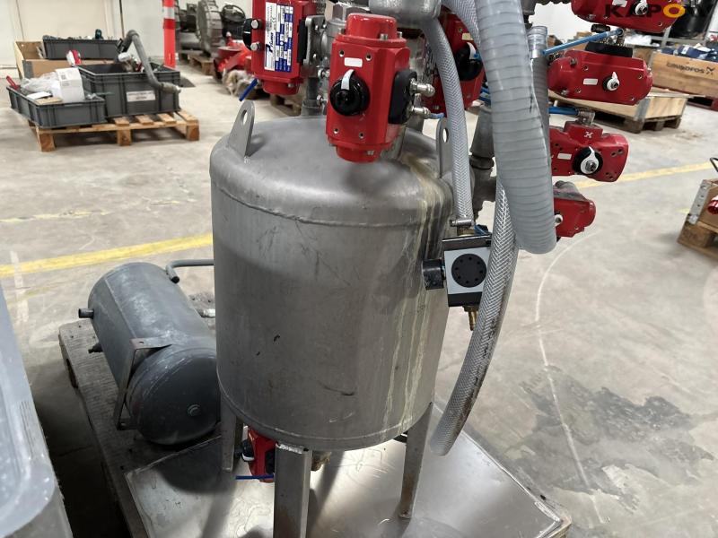 Pressure tank and tank with pump 11