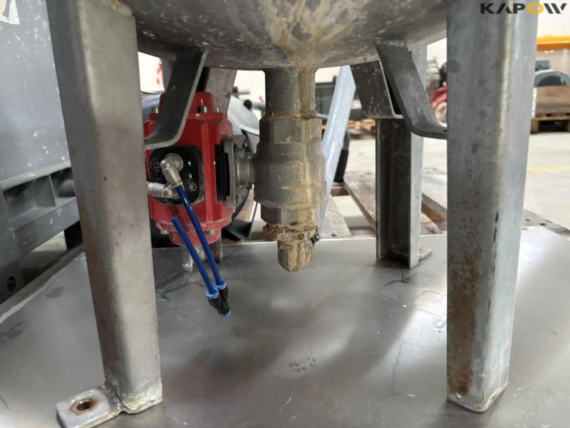 Pressure tank and tank with pump 12