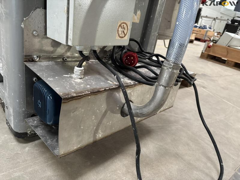 Pressure tank and tank with pump 18