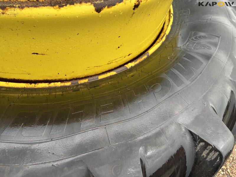 Twin wheels 650/65-R42 11