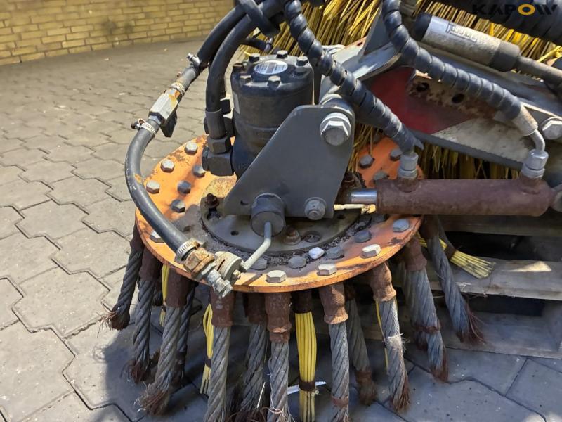 Hydraulic broom equipment 8