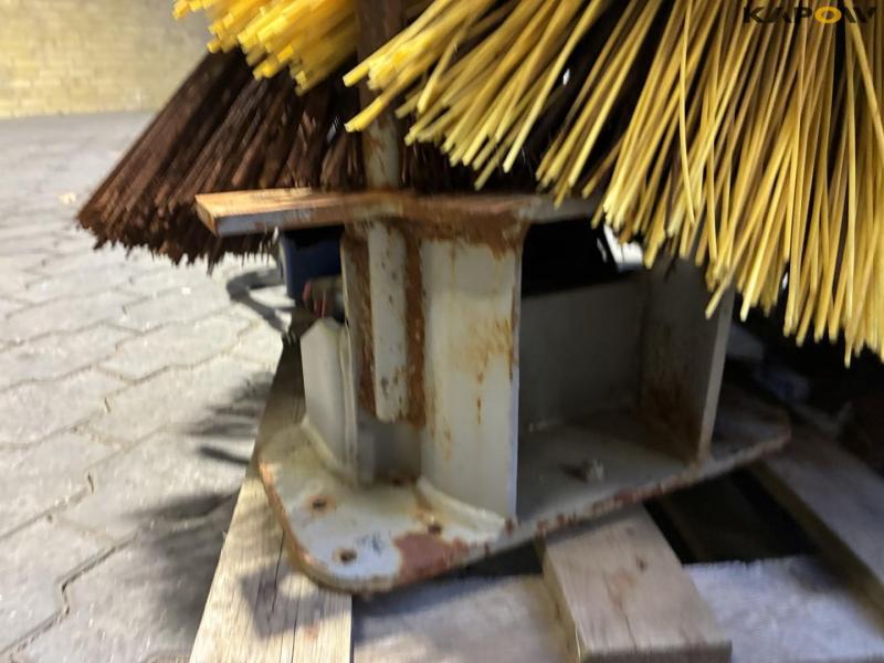 Hydraulic broom equipment 17