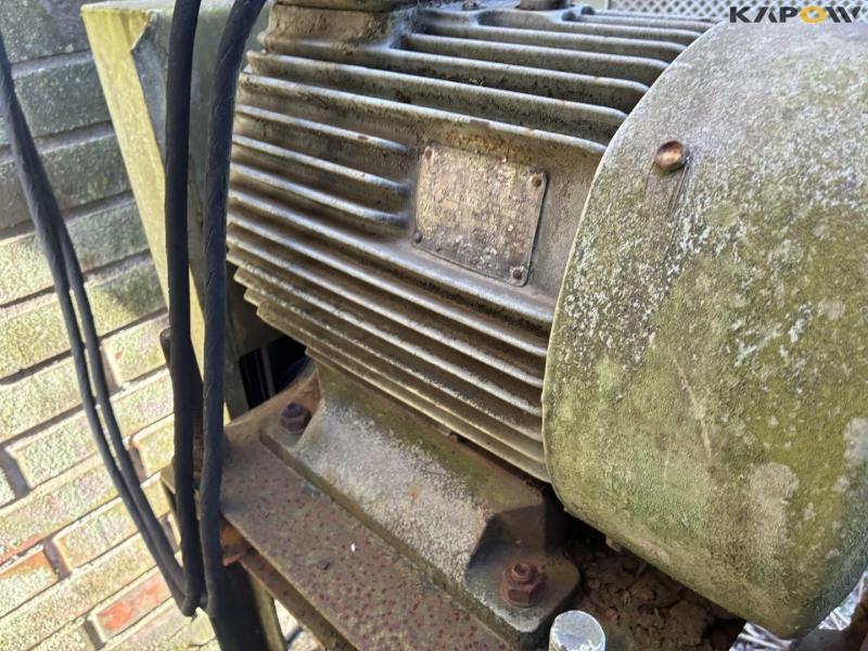 Extraction system 11