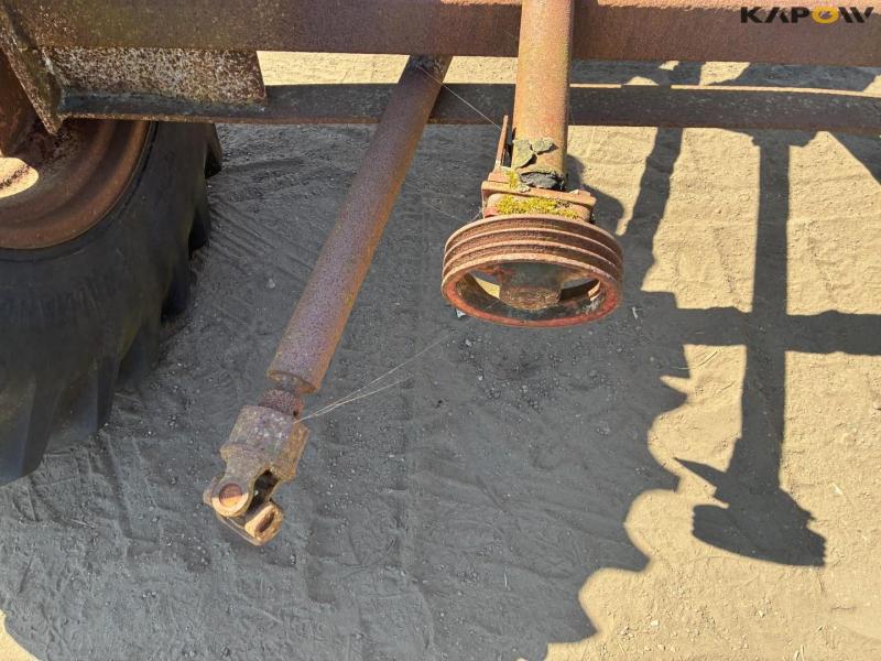 Undercarriage from lime spreader 21