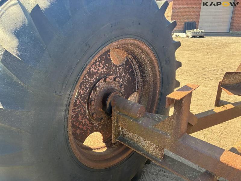 Undercarriage from lime spreader 23