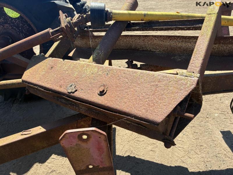 Undercarriage from lime spreader 24