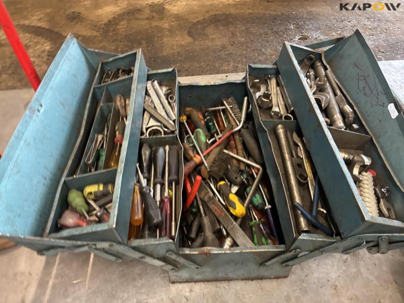 Workshop table with contents 9