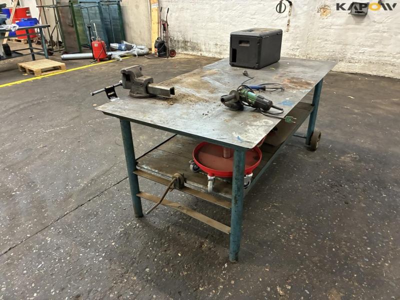 Workshop table with contents 7
