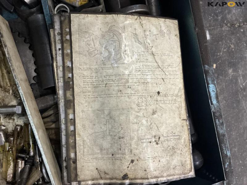 Workshop table with contents 32
