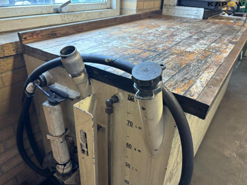 Workshop table with oil tank and oil bar 4