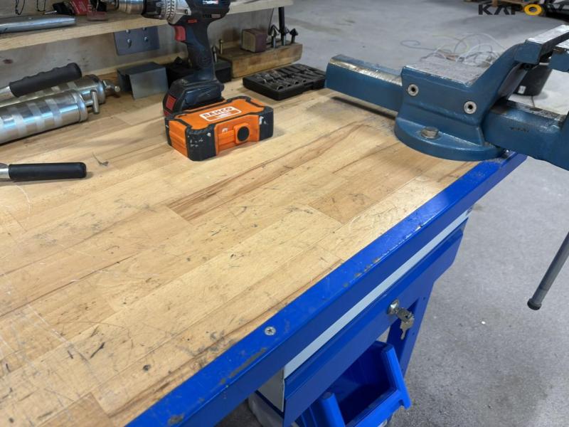 Workshop table with tools 7