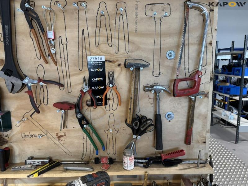 Workshop table with tools 18