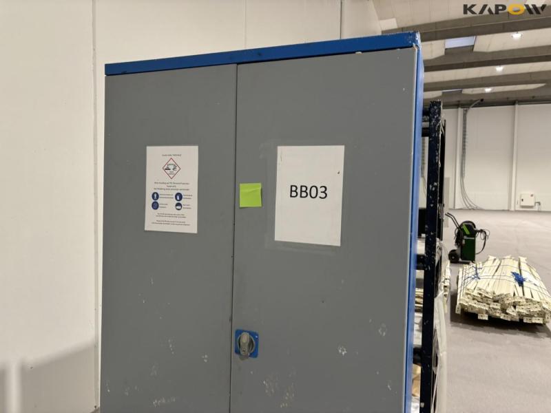 Workshop cabinet and shelving 7