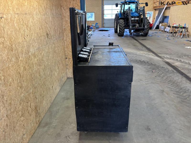 Workshop trolley with tools 4