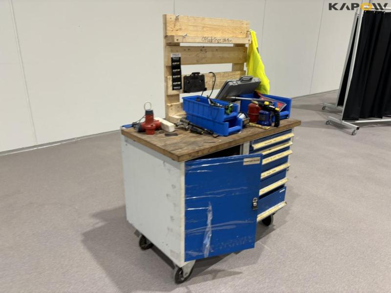 Tool trolley with contents 3