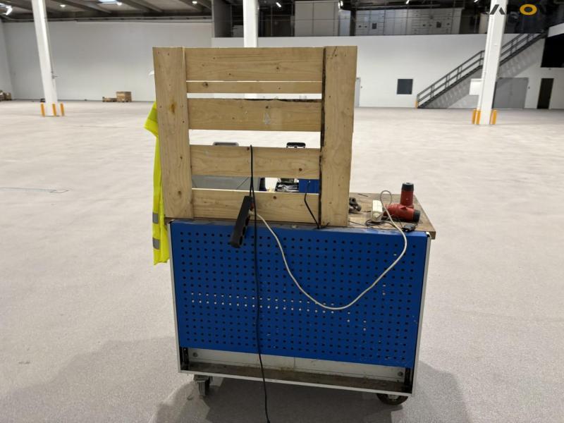 Tool trolley with contents 6