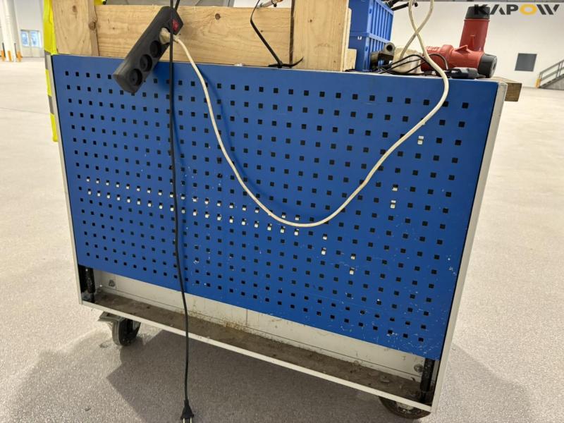 Tool trolley with contents 32