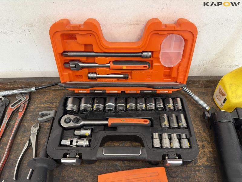 Tool table with tools + wall cable reel 7