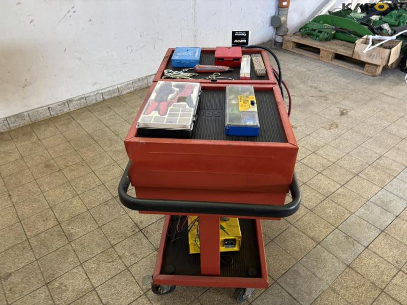 Tool trolley with contents 4