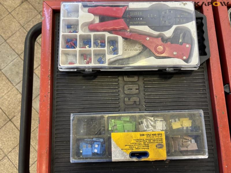 Tool trolley with contents 14