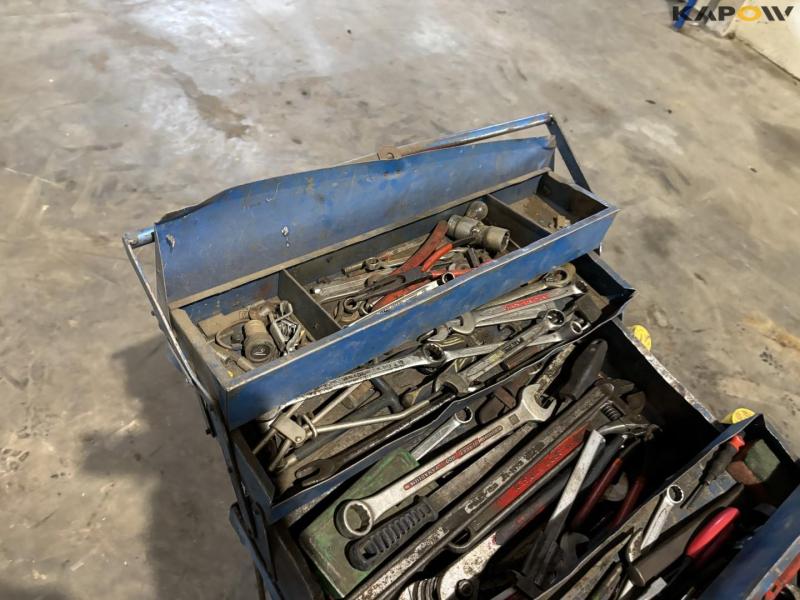 Tool trolley with contents 11