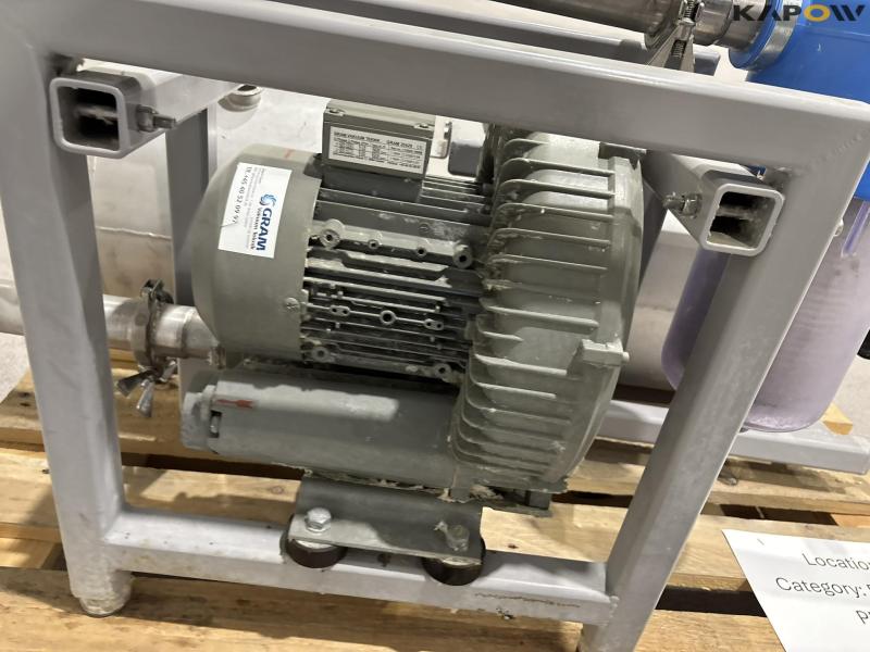 Vacuum pump with tank and filter 17