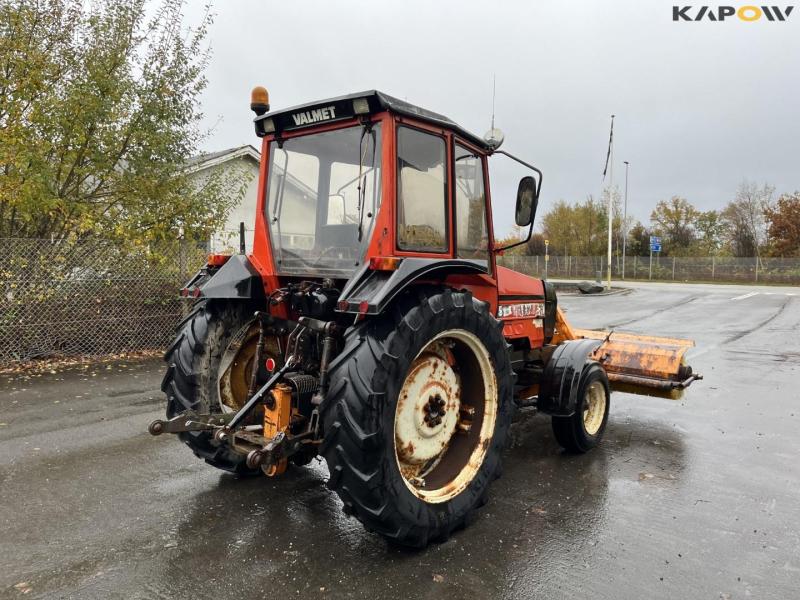 Valmet 405 tractor with broom 5