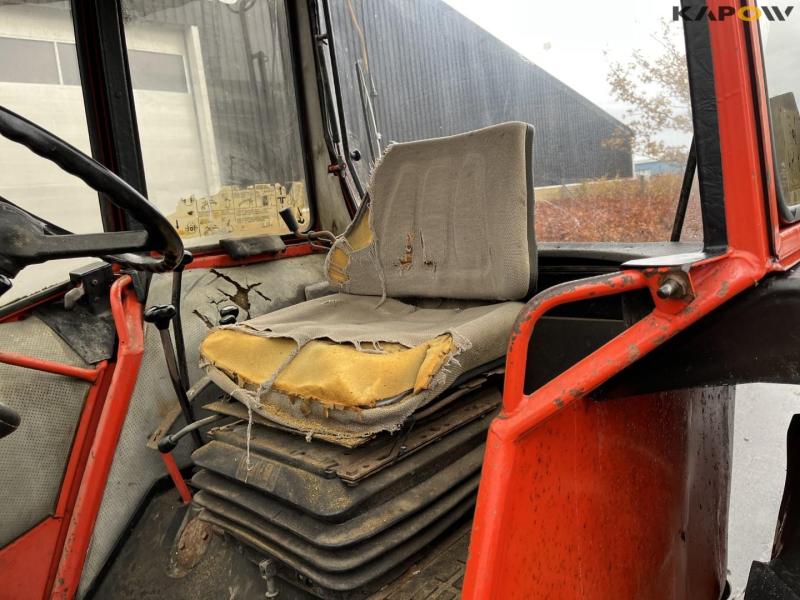 Valmet 405 tractor with broom 41