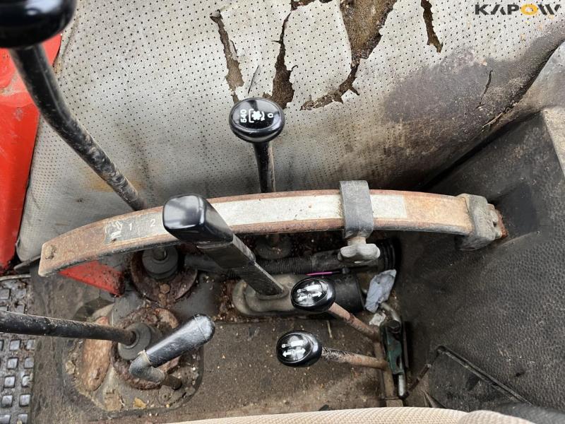 Valmet 405 tractor with broom 43