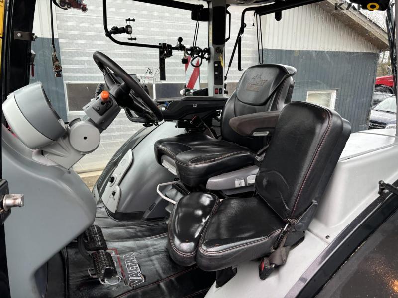 Valtra S394 tractor 52