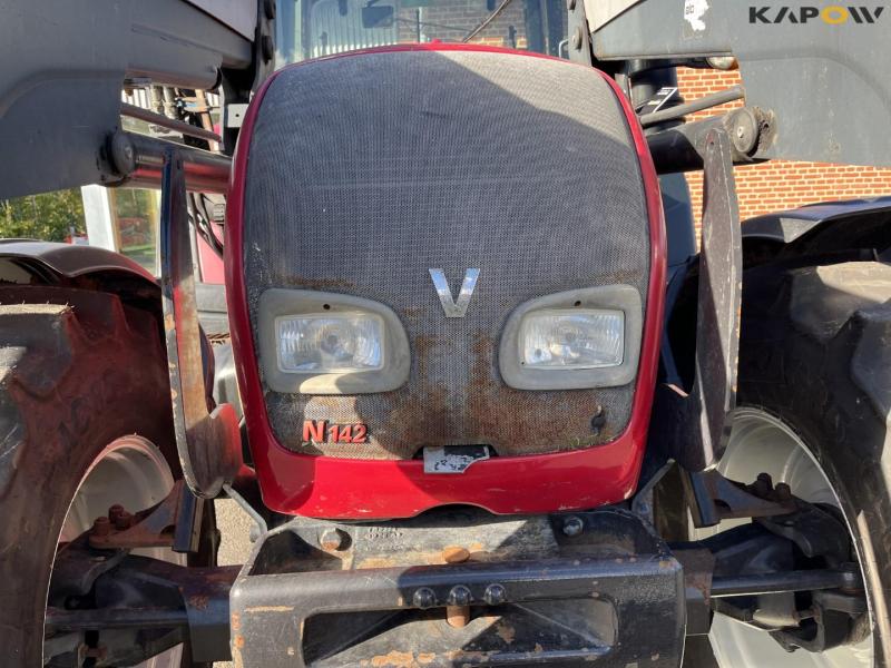 Valtra N142 tractor with front loader 18